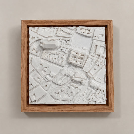 Múnich Cityscape: vista cenital de la maqueta 3D de Frauenkirche y Marienplatz con marco de madera
