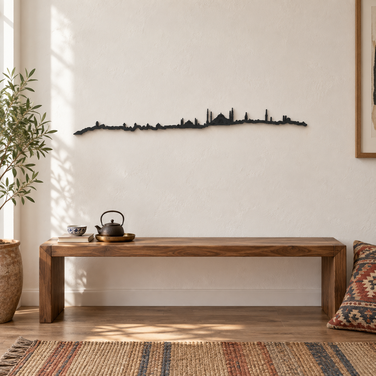 Skyline de Estambul en madera negra sobre un banco de madera con una tetera y una alfombra de colores.