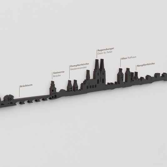 Skyline Regensburg – detalle de Brückturm en madera negra.