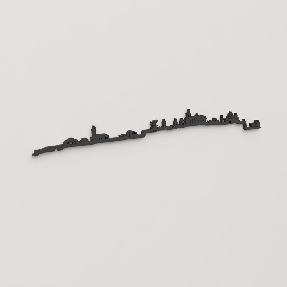 Skyline Ciutadella en madera negra visto en perspectiva lateral.