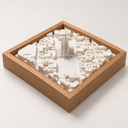 Barcelona Cityscape: maqueta 3D de la Sagrada Família en vista axonométrica, con marco de madera