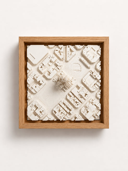 Barcelona Cityscape: vista cenital de la maqueta 3D de la Sagrada Família con marco de madera