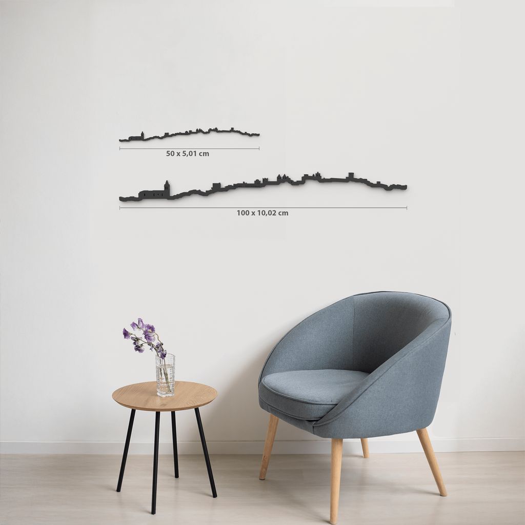 Comparativa de tamaños 50 cm y 100 cm de la silueta de Cáceres en una pared de salón.