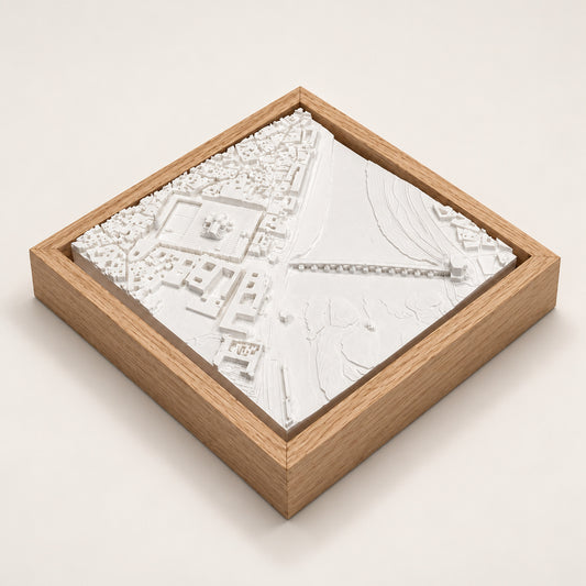 Córdoba Cityscape: maqueta 3D de la Mezquita-Catedral y el Puente Romano en vista axonométrica, con marco de madera