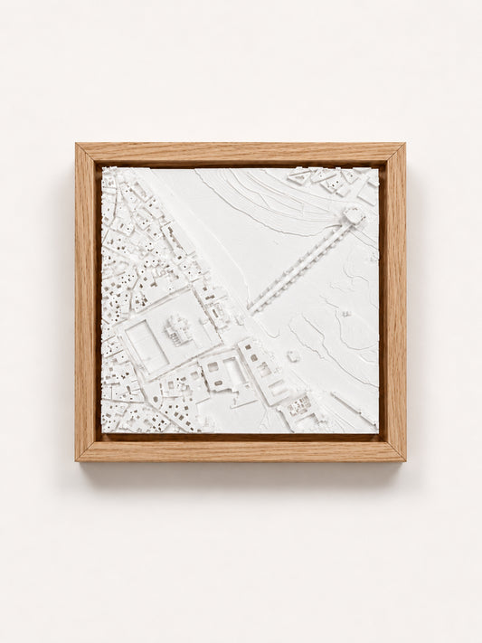 Córdoba Cityscape: vista cenital de la Mezquita-Catedral y el Puente Romano en maqueta 3D con marco de madera