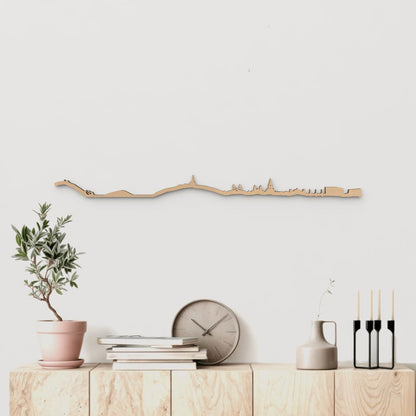 Decoración de pared con la silueta de San Sebastián en madera marrón.