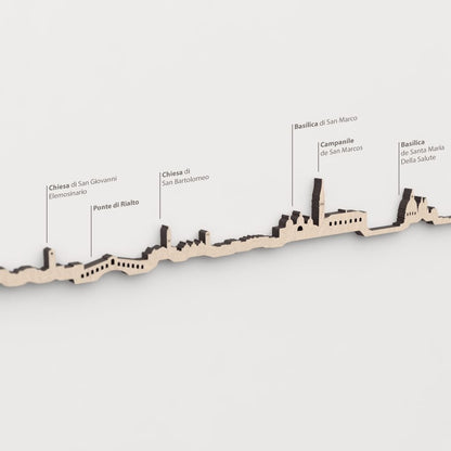 Primer plano del Campanile de San Marcos en la silueta de madera de Venezia.