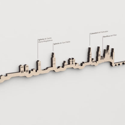 Primer plano de la Catedral del Salvador en la silueta de madera de Zaragoza.