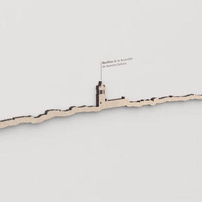 Primer plano de la Basílica de la Asunción en la silueta de madera natural de Colmenar Viejo.