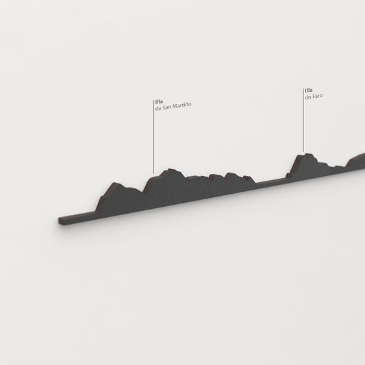 Skyline Islas Cíes – detalle de la Illa de San Martiño en madera negra.