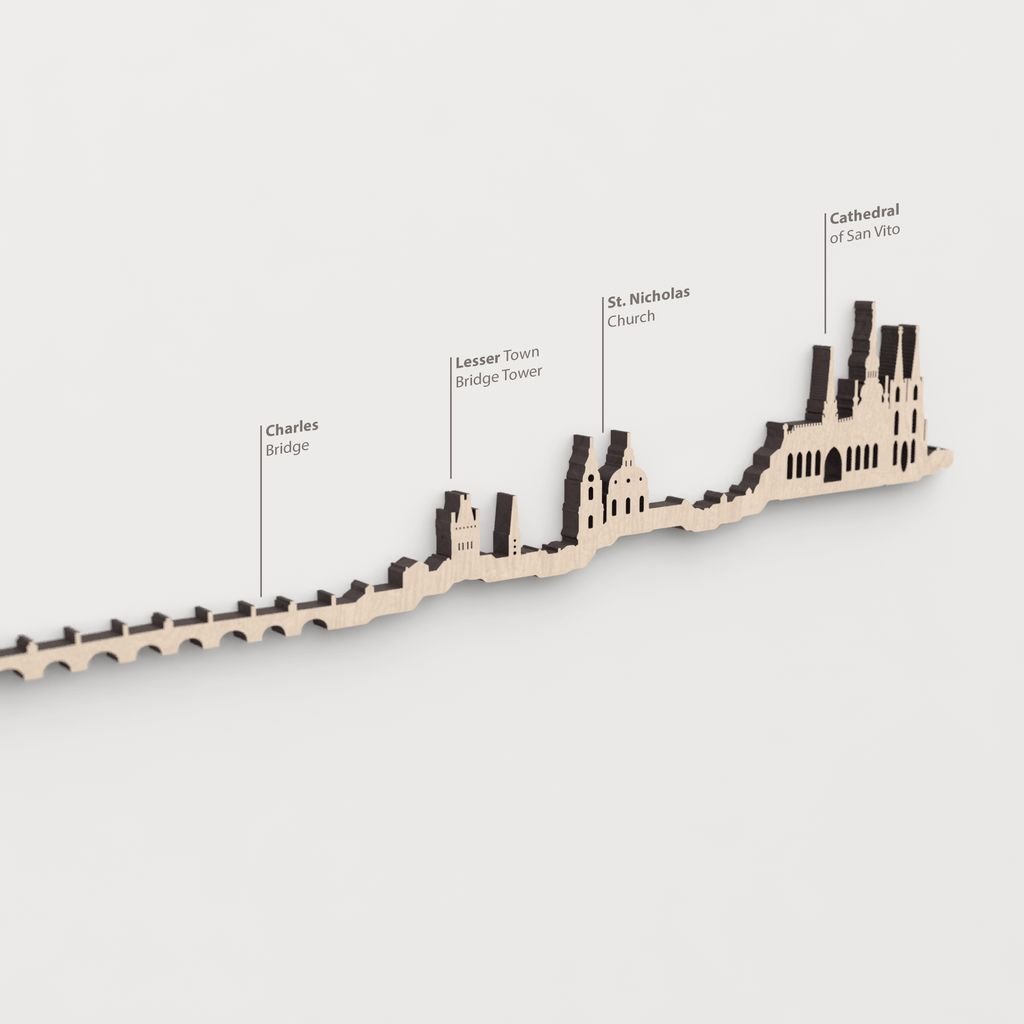 Skyline Praga – primer plano de Lesser Town Bridge Tower en madera natural.