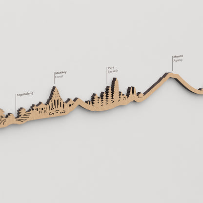 Skyline Bali – detalle de Mount Agung en madera marrón.