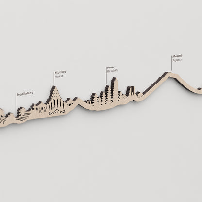 Skyline Bali – primer plano de Pura Besakih en madera natural.