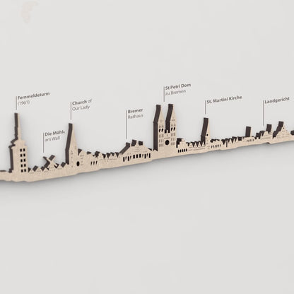 Primer plano del St Petri Dom zu Bremen en la silueta de madera de Bremen.