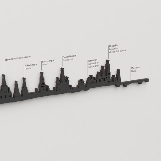 Skyline Moscú – detalle del State Historical Museum en madera negra.