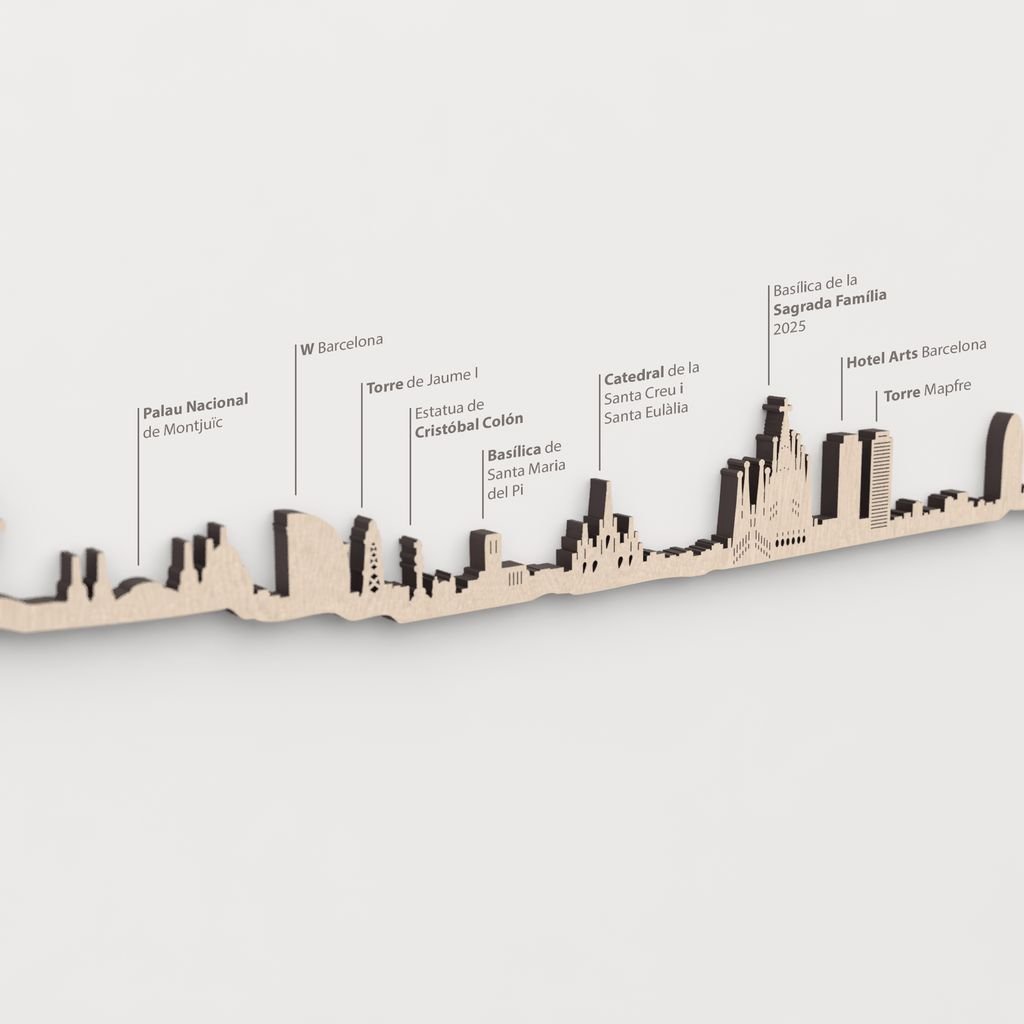 Skyline Barcelona – primer plano de la Torre Agbar en madera natural.