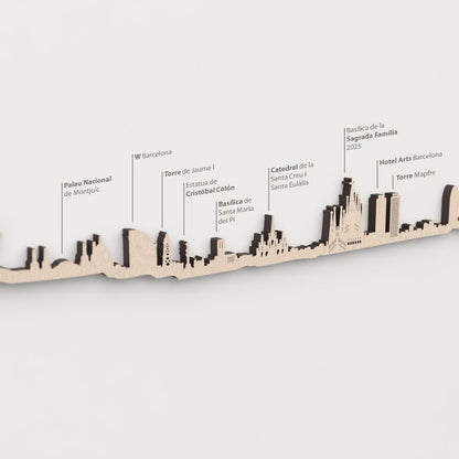 Skyline Barcelona – primer plano de la Torre Agbar en madera natural.