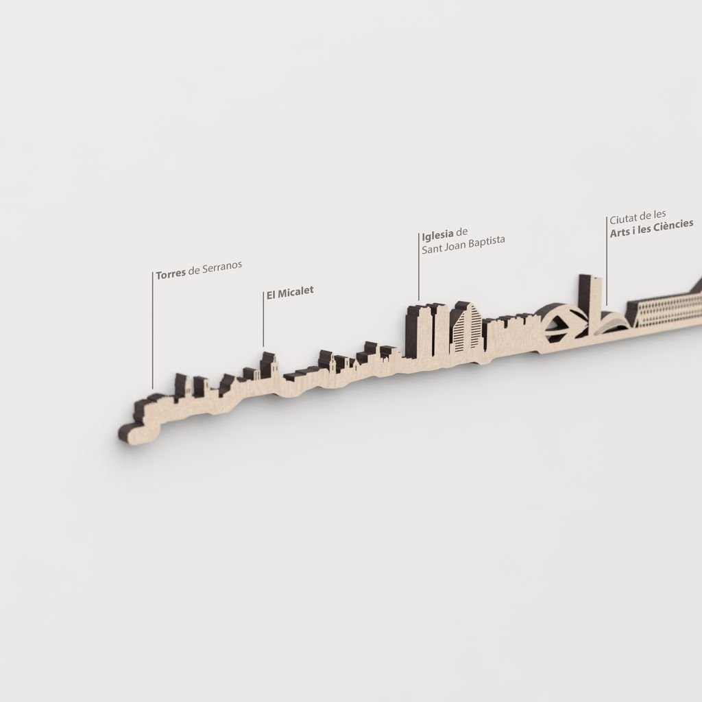 Primer plano de las Torres de Serranos en la silueta de madera de Valencia.