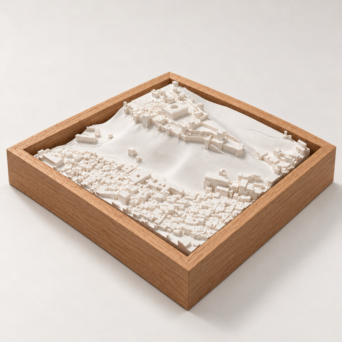 Granada Cityscape: maqueta 3D de la Alhambra en vista axonométrica, con marco de madera