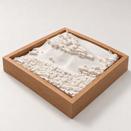 Granada Cityscape: maqueta 3D de la Alhambra en vista axonométrica, con marco de madera