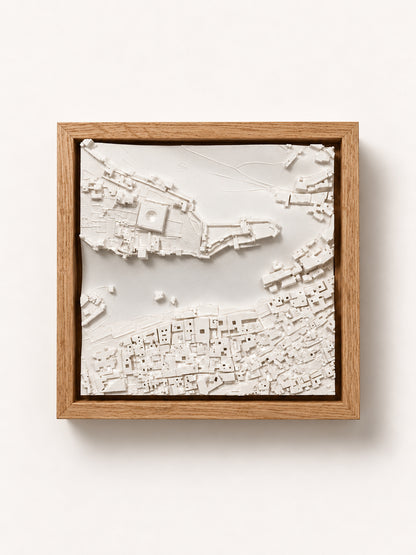 Granada Cityscape: vista cenital de la maqueta 3D de la Alhambra con marco de madera
