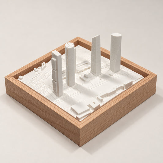 Madrid Cityscape Cuatro Torres: vista axonométrica de la maqueta 3D con cuatro torres y marco de madera