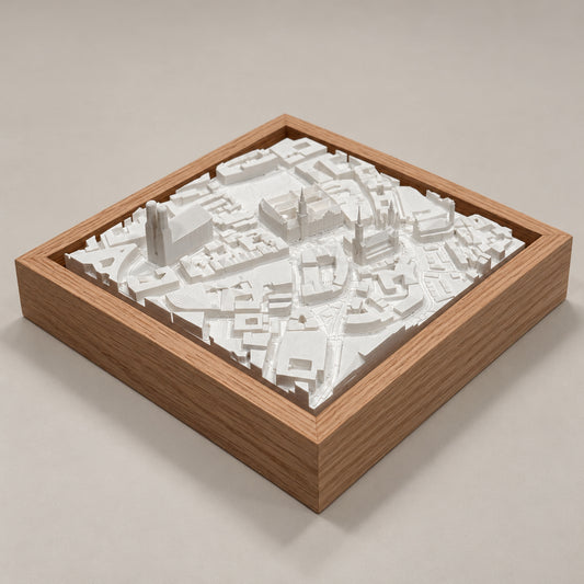 Múnich Cityscape: maqueta 3D de Frauenkirche y Marienplatz en vista axonométrica, con marco de madera