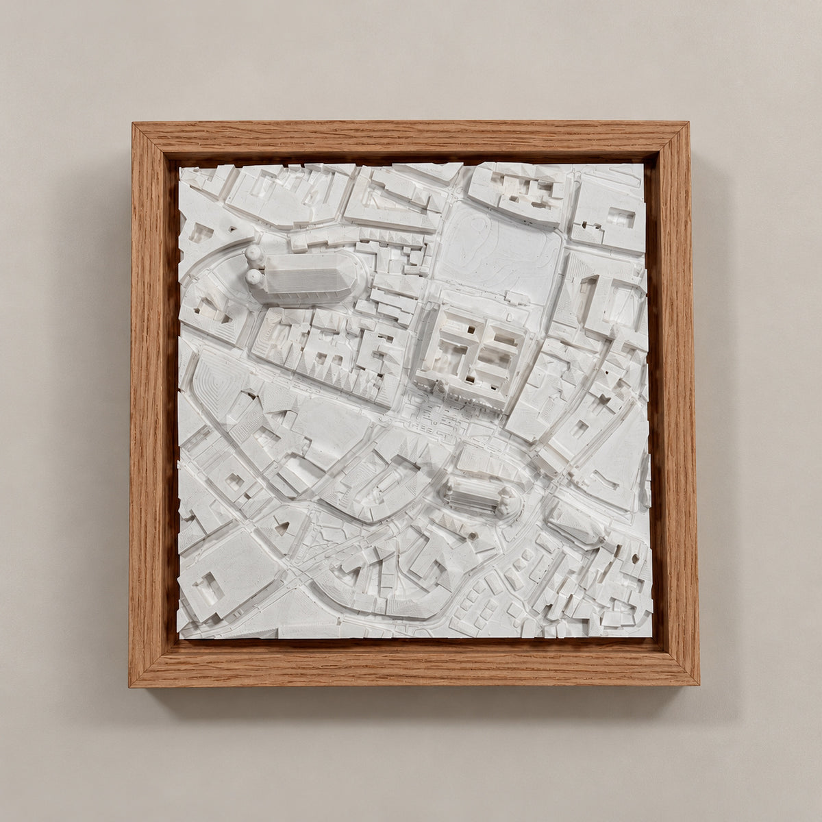 Múnich Cityscape: vista cenital de la maqueta 3D de Frauenkirche y Marienplatz con marco de madera