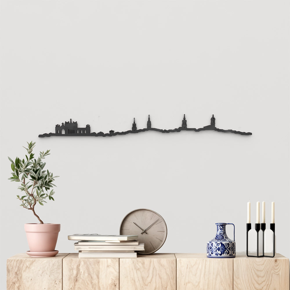Silueta skyline de Vitoria en madera color negro para decoración mural.
