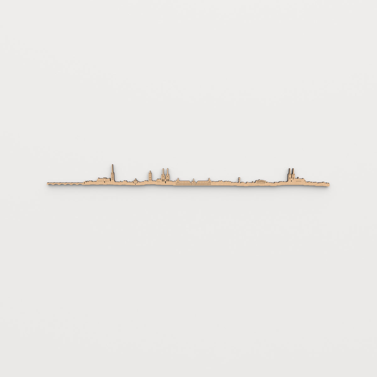 Vista frontal del skyline de Burdeos en madera, acabado marrón, sobre pared clara.