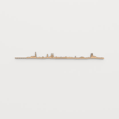 Vista frontal del skyline de Burdeos en madera, acabado marrón, sobre pared clara.