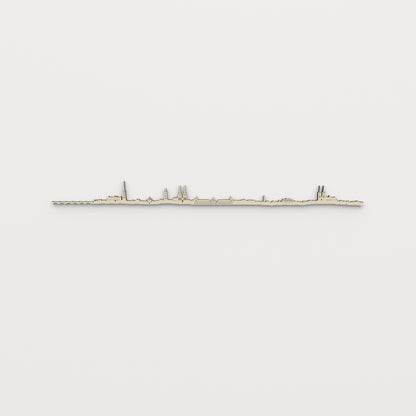 Vista frontal del skyline de Burdeos en madera, acabado natural, sobre pared clara.