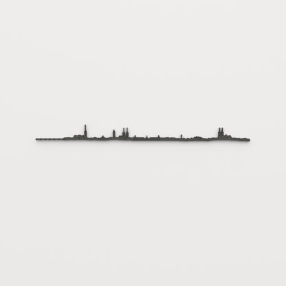 Vista frontal del skyline de Burdeos en madera, acabado negro, sobre pared clara.