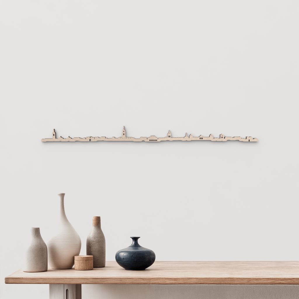 Silueta skyline de Ciudad Real en madera natural para decoración mural.