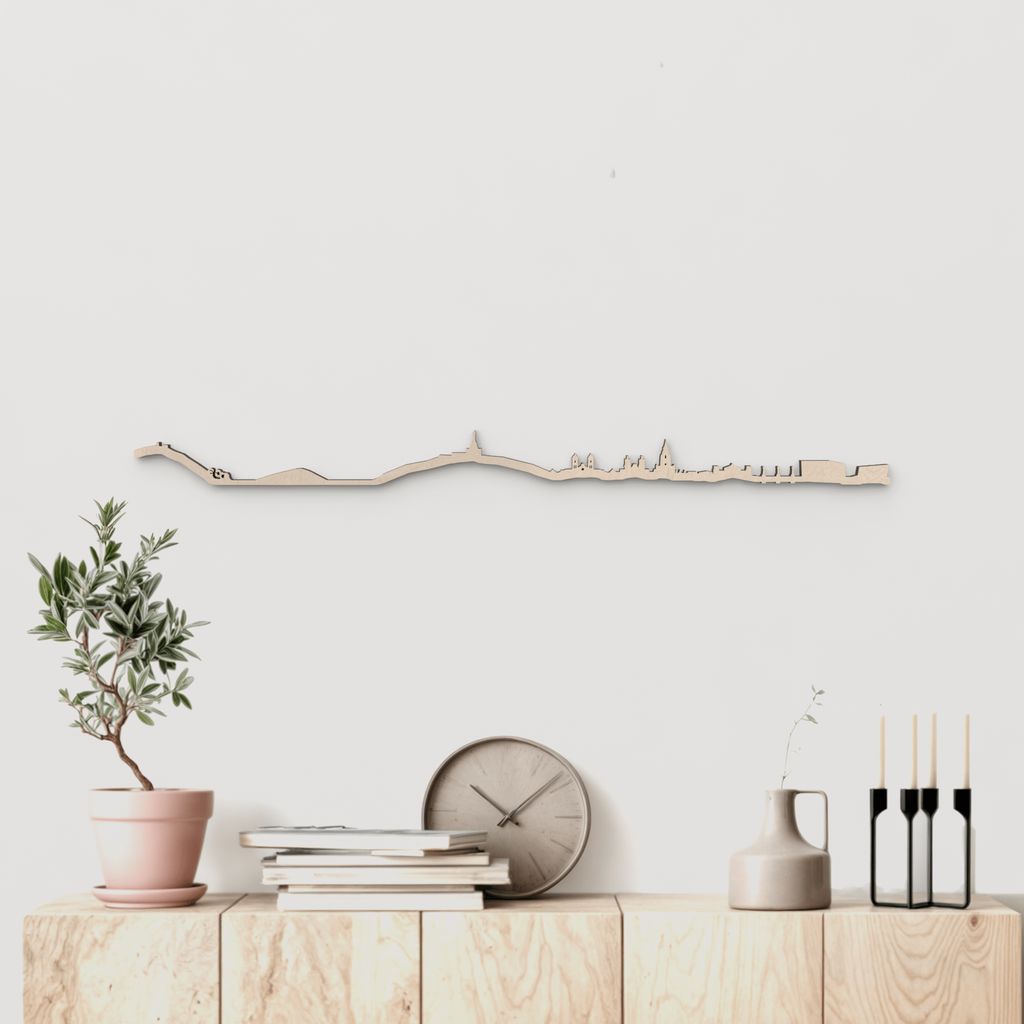 Silueta skyline de San Sebastián en madera natural, ideal para ambientes cálidos.