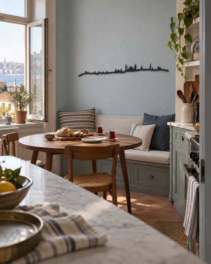 Skyline de Estambul en madera negra junto a una mesa redonda y un banco, en una cocina con luz natural.