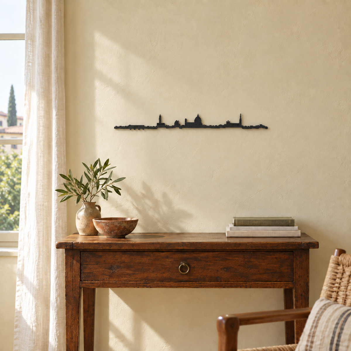 Skyline de Florencia en madera negra sobre una consola rústica con cerámica y ramas de olivo.