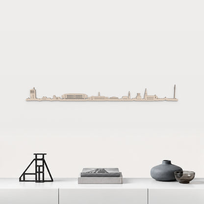 Skyline von Gelsenkirchen mit natürlichem Finish, 100 cm, über dem weißen Möbelstück mit Stahl, Büchern und blaugrauer Keramik, in einer von der Stadt inspirierten Einrichtung.