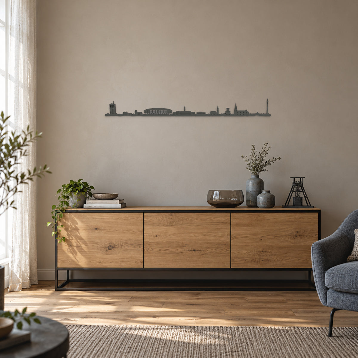 Schwarze Skyline von Gelsenkirchen, 100 cm, über einem Sideboard aus Holz in einem Zuhause mit einer von der Stadt inspirierten Einrichtung.