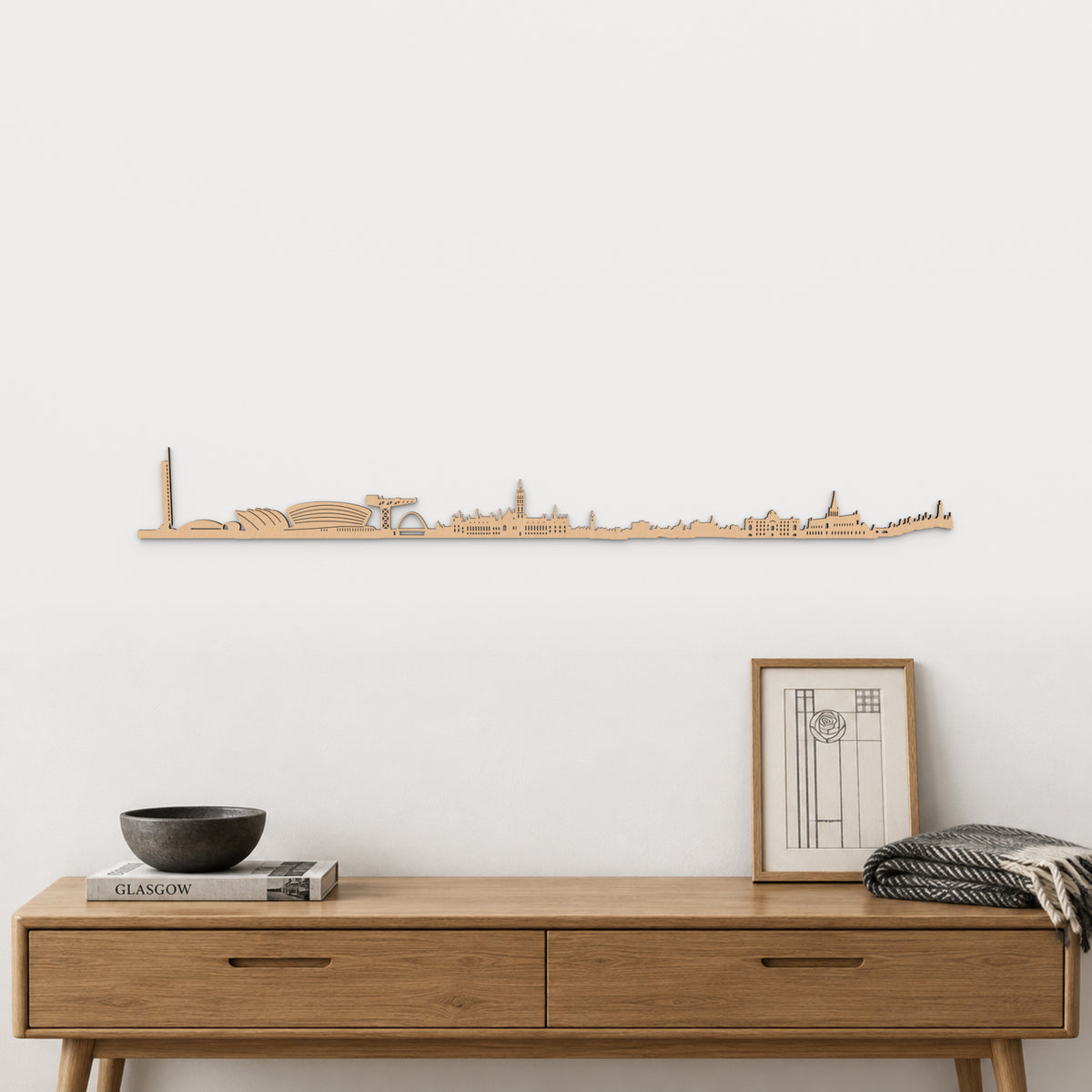 Skyline de Glasgow de 100 cm en acabado marrón, sobre una consola de roble con decoración inspirada en Mackintosh y tejido de lana.