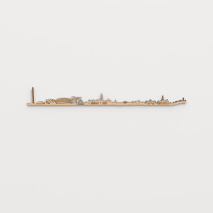 Vista frontal del skyline de Glasgow en acabado marrón, con sus edificios y huecos recortados sobre pared clara.