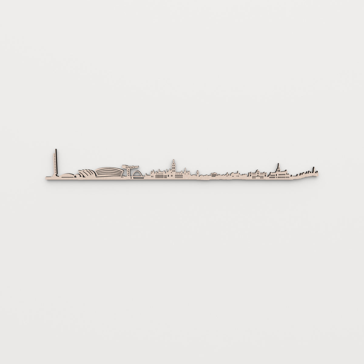 Vista frontal del skyline de Glasgow en acabado natural, con sus edificios y huecos recortados sobre pared clara.