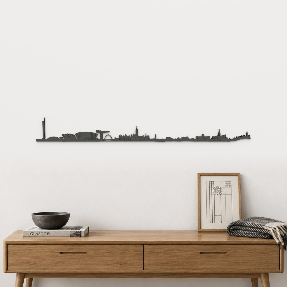 Skyline de Glasgow de 100 cm en acabado negro, sobre una consola de roble con decoración inspirada en Mackintosh y tejido de lana.