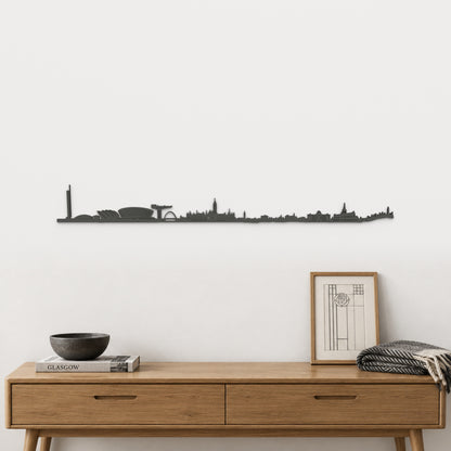 Skyline de Glasgow de 100 cm en acabado negro, sobre una consola de roble con decoración inspirada en Mackintosh y tejido de lana.