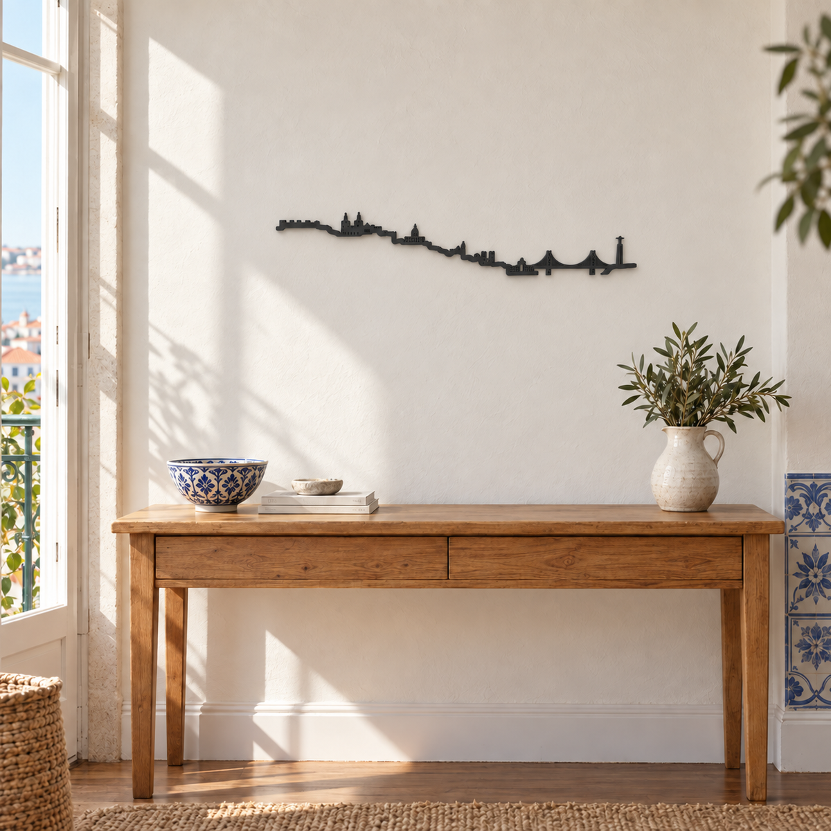 Skyline de Lisboa en madera negra sobre una consola, junto a un balcón y azulejos azules.