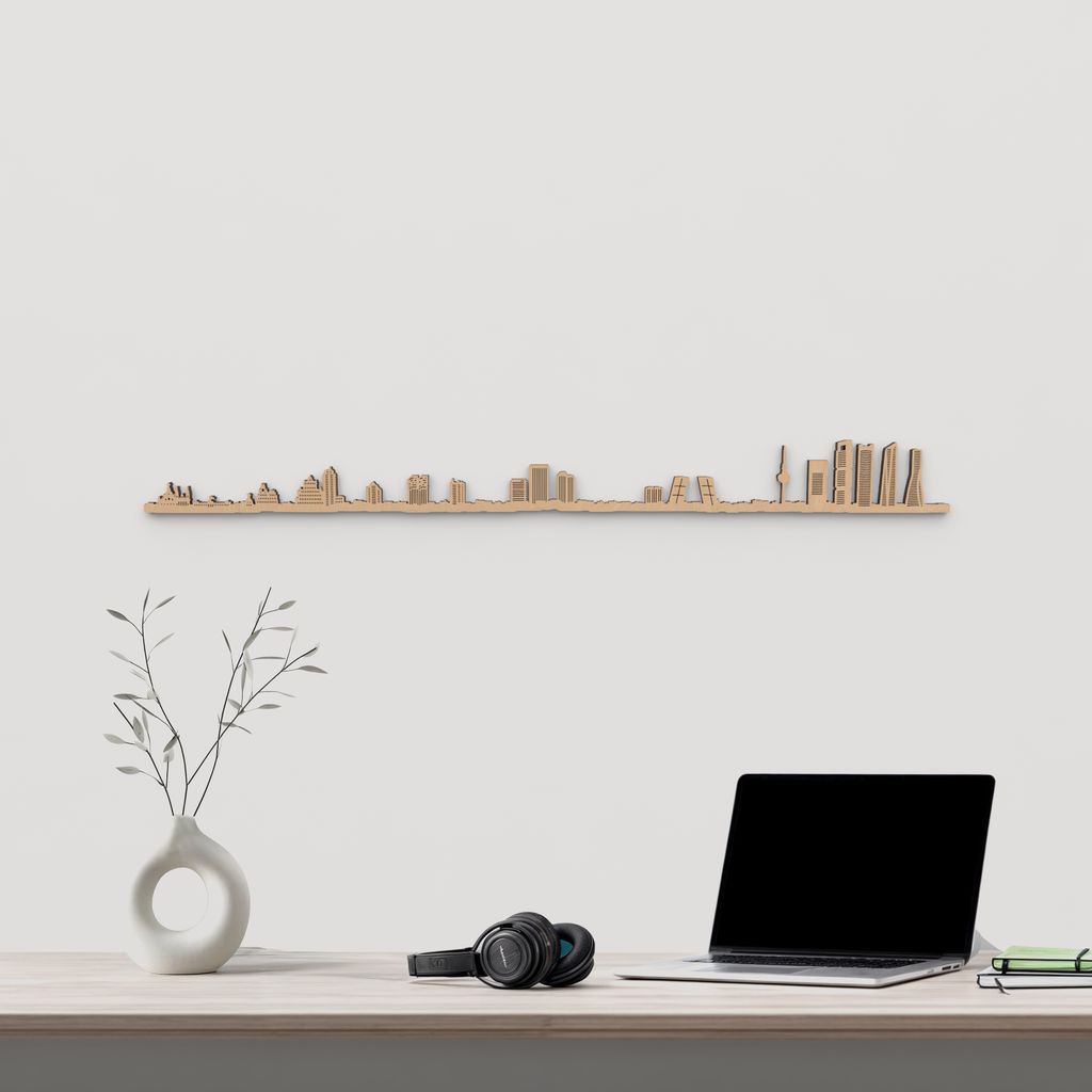 Skyline Madrid de madera marrón para decoración de pared.
