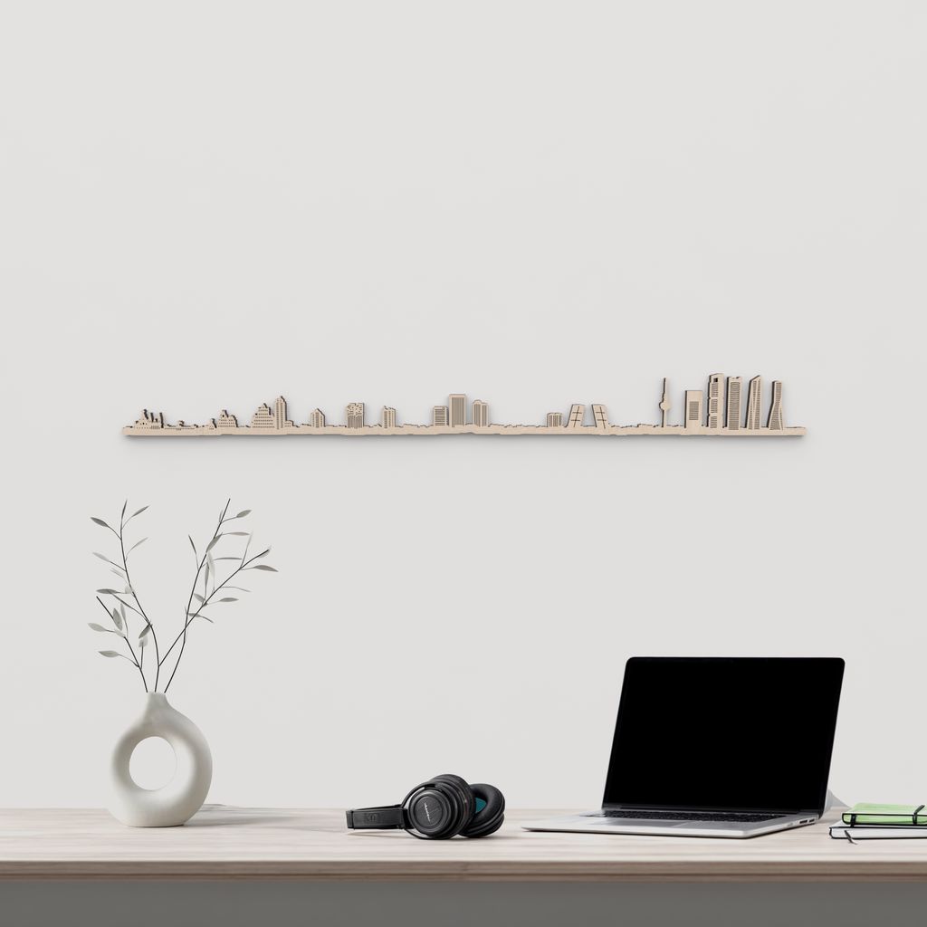 Skyline Madrid en madera natural para decoración mural.