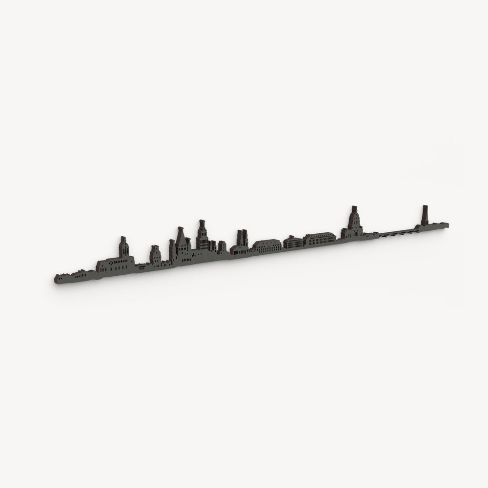 Skyline de Maguncia en negro, en perspectiva diagonal sobre fondo blanco, con sus edificios y cortes pasantes.