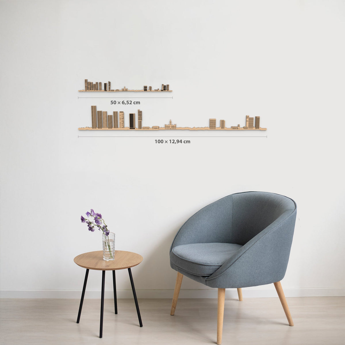 Comparativa de tamaños del skyline de Manchester en acabado marrón: 50 cm y 100 cm de ancho, con alturas proporcionales y grosor de 6 mm.