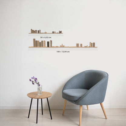 Comparativa de tamaños del skyline de Manchester en acabado marrón: 50 cm y 100 cm de ancho, con alturas proporcionales y grosor de 6 mm.
